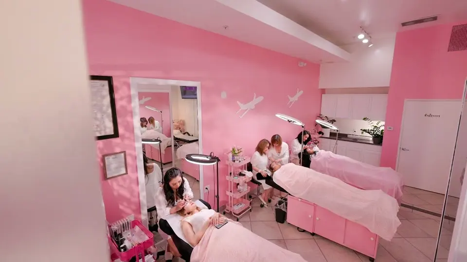 Pink treatment room shown on Lash Pilot’s Santa Monica location page